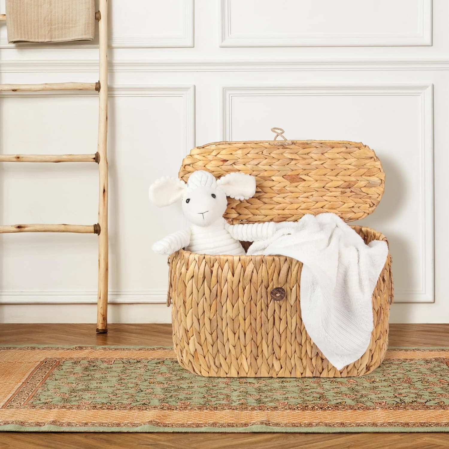 Entretien et nettoyage d’un panier en osier avec un chiffon