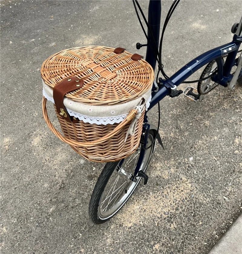 Panier en osier fixé à l’avant d’un vélo